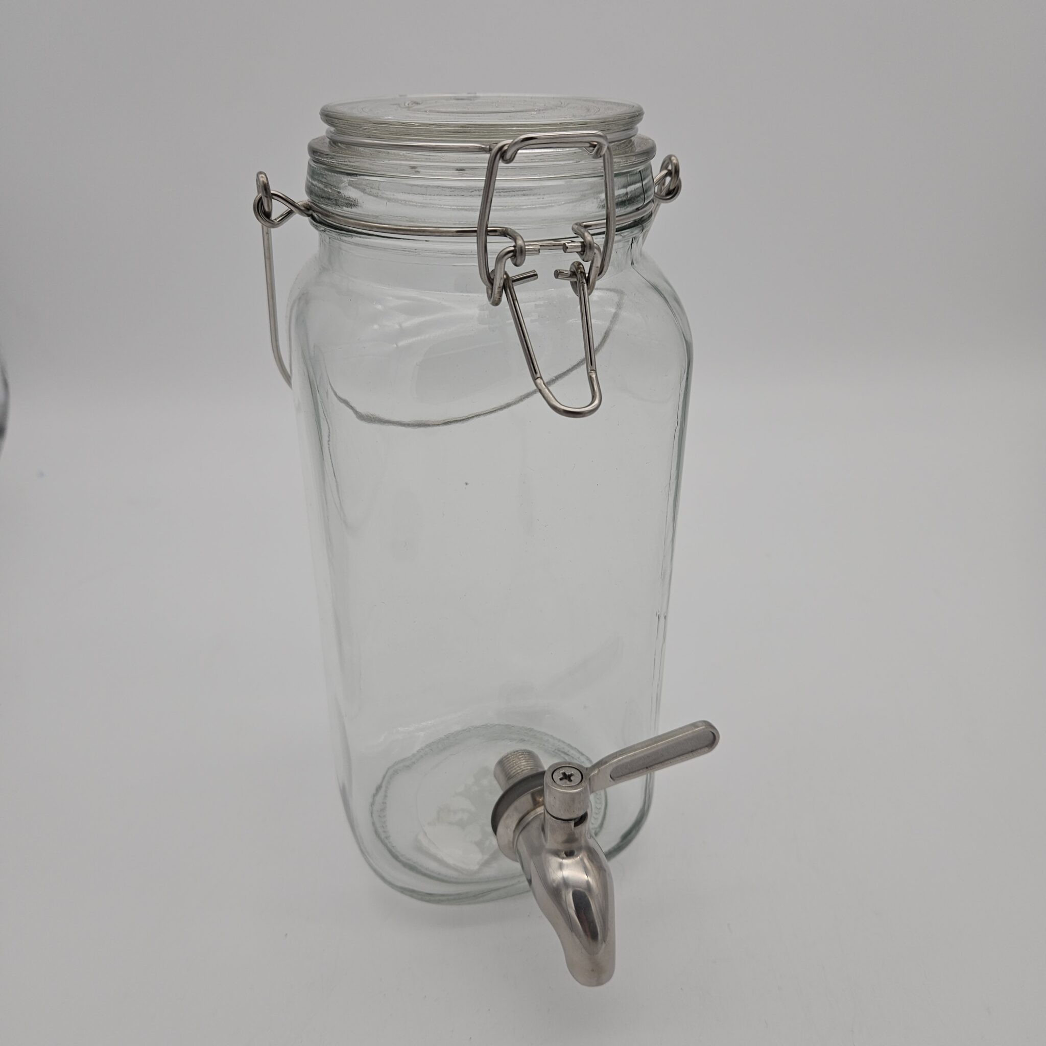 getränkespender aus glas mit zapfhahn